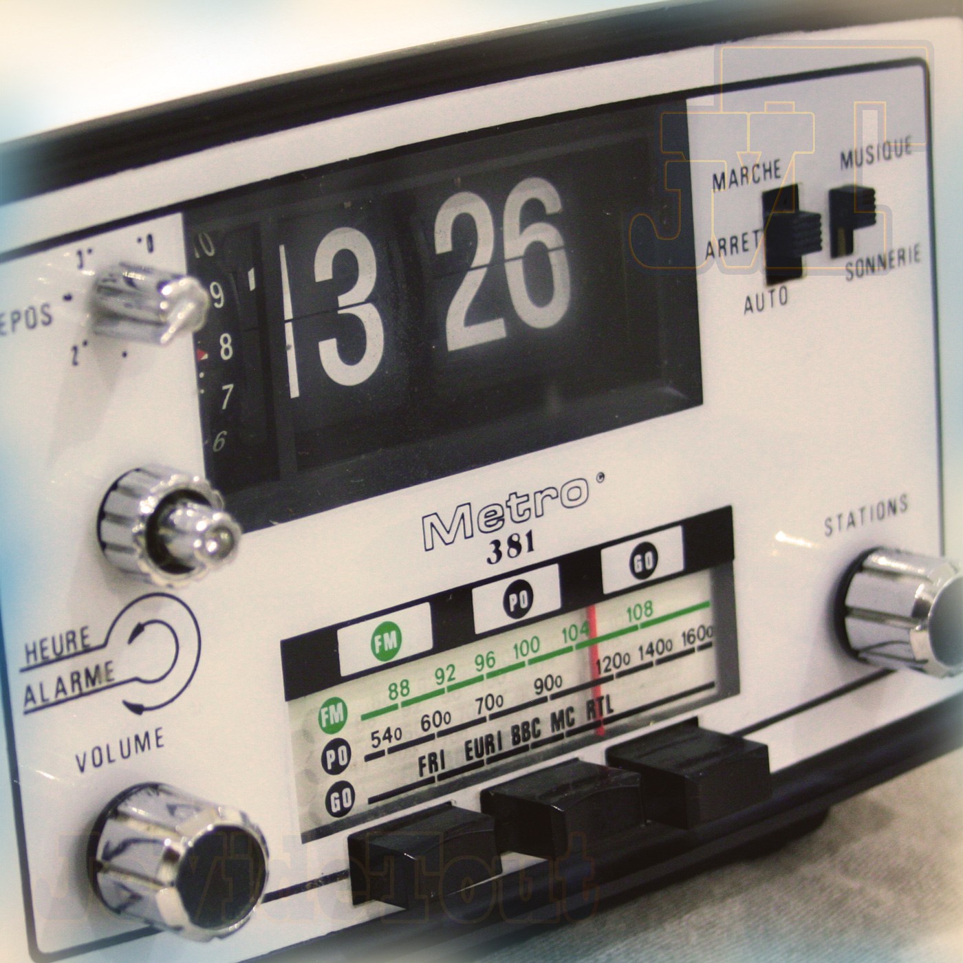 Radio Réveil Metro 381 – Style Gare Vintage 1976, Blanc Rétro